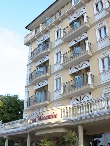 Hotel elegante con balconi decorati, situato in un edificio storico.