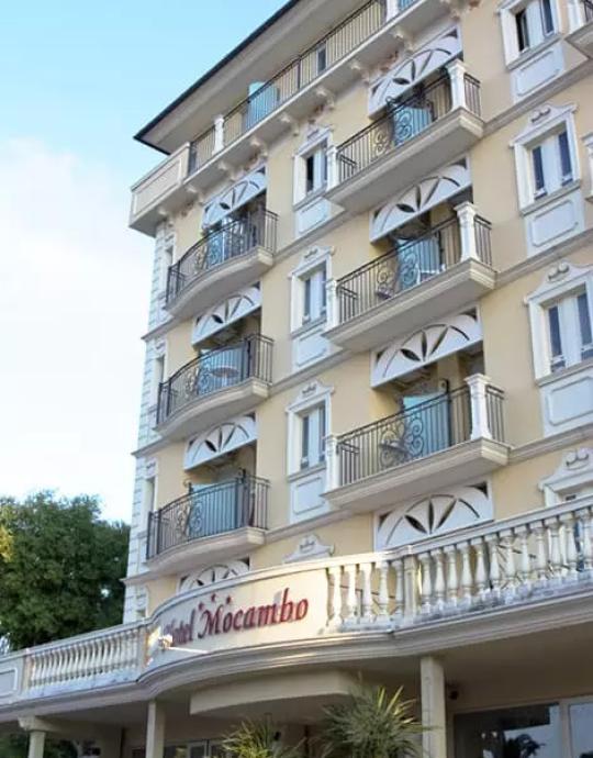 Hotel elegante con balconi decorati, situato in un edificio a più piani.