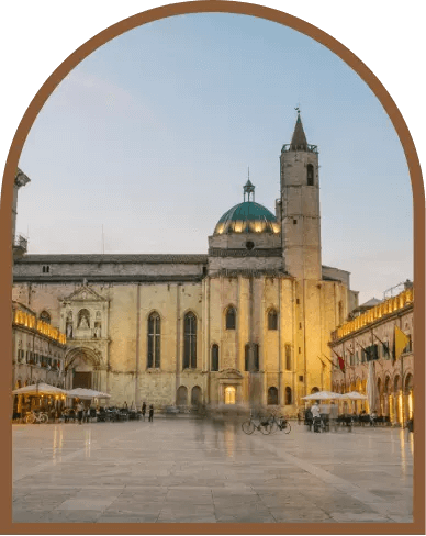 Piazza con cattedrale storica, architettura imponente e atmosfera serale incantevole.